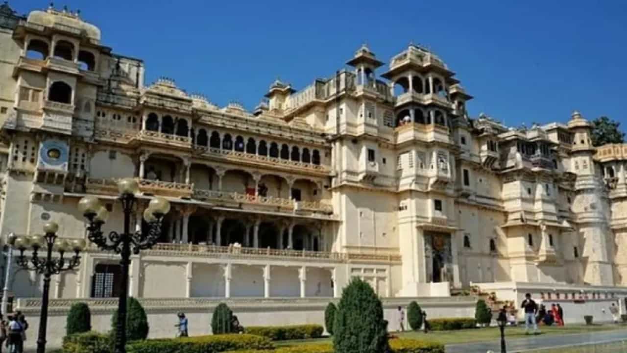 लोकांना वेगवेगळ्या खास ठिकाणी फिरायला जायला आवडते. जर तुम्हाला समुद्र-वाळवंट, नदी-तलाव, पर्वत इत्यादींना भेट द्यायची असेल तर अशा खास पर्यटन स्थळांची माहीती आज आम्ही तुम्हाला देणार आहोत. चला तर मग जाणून घेऊयात.
