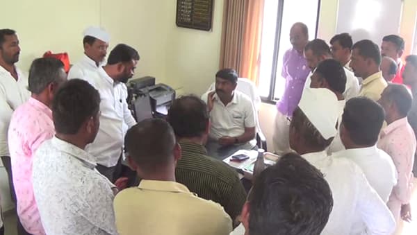 Nashik| शेतकऱ्यांचा महावितरण अभियंत्यांना 2 तास घेराव; अखेर कृषिमंत्र्यांकडून वीजपुरवठा सुरू करण्याचे आदेश