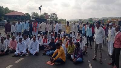 शेतकऱ्यांच्या अनुदानासाठी सरपंचानीच रोखला राष्ट्रीय महामार्ग, भाजपचाही पाठिंबा