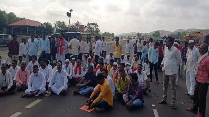 शेतकऱ्यांच्या अनुदानासाठी सरपंचानीच रोखला राष्ट्रीय महामार्ग, भाजपचाही पाठिंबा