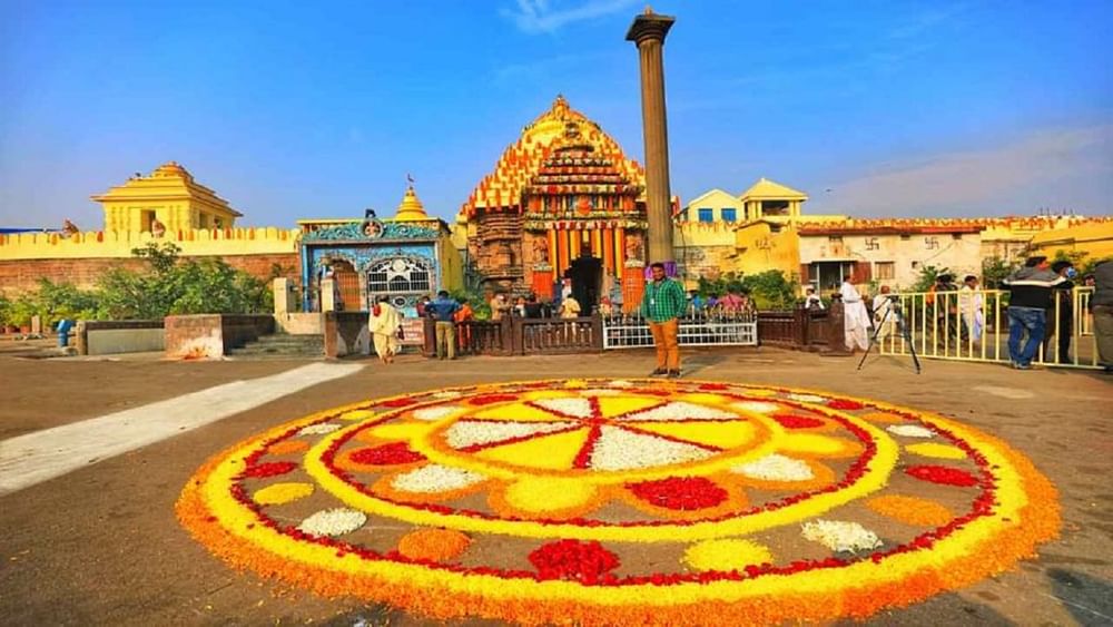 पुरीचे जगन्नाथ मंदिर हे वैष्णव परंपरेचे मुख्य देवस्थान आहे. येथे दररोज हजारो भाविक दर्शनासाठी येतात. या ठिकाणी कृष्णा सोबतच  त्यांचा मोठा भाऊ बलभद्र आणि बहीण सुभद्रा देखील  पूजा करतात. मंदिराच्या गर्भगृहात भगवान जगन्नाथ, भाऊ बलभद्र आणि बहीण सुभद्रा यांच्या मूर्ती लाकडापासून बनवलेल्या आहेत, ज्या दर 12 वर्षांनी बदलल्या जातात.