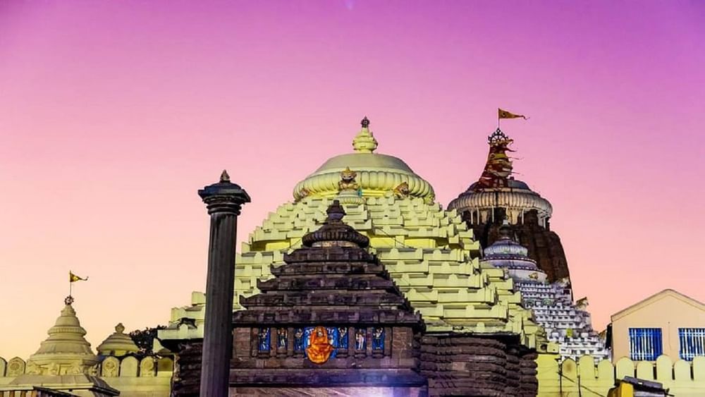 असे मानले जाते विश्वकर्माने राजा इंद्रद्युम्नच्या काळात हे मंदिर बांधले होते. विश्वकर्माने . देवाची मूर्ती बनवण्यासाठी त्यांनी राजा इंद्रद्युम्न यांच्यासमोर एक अट ठेवली होती की ती बंद खोलीत बनवावी आणि त्या खोलीत कोणीही प्रवेश करणार नाही. त्यात कोणी शिरले तर ते मूर्ती घडवणे बंद करतील. असे म्हणतात की एके दिवशी राजा इंद्रद्युम्नला त्या खोलीतून आवाज आला तेव्हा त्याने त्या खोलीचे दार उघडले. राजाने असे करताच भगवान विश्वकर्मा अपूर्ण मूर्ती तिथेच टाकून निघून गेले. तेव्हापासून आजतागायत भगवान जगन्नाथ, बलभद्र आणि सुभद्रा यांच्या मूर्ती अपूर्ण आहेत.