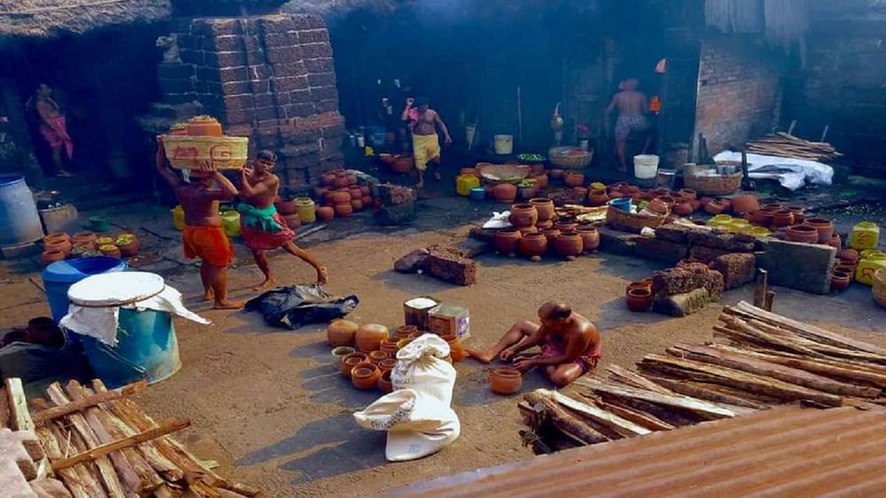 भगवान जगन्नाथजींची मूर्ती आणि त्यांच्या मंदिरावर फडकणारा ध्वज यांसारख्या प्रसादासाठी तयार केलेले स्वयंपाकघर ही आश्चर्यकारक आहे. या पवित्र स्वयंपाकघरात भगवान जगन्नाथजींचा सर्व प्रसाद मातीच्या भांड्यांमध्ये तयार केला जातो, ज्यासाठी सात भांडी एकमेकांच्या वर ठेवली जातात. आश्चर्याची गोष्ट म्हणजे प्रसादाचे सर्वात वरचे भांडे आधी शिजते आणि खालचे भांडे सर्वात शेवटी शिजवले जाते.