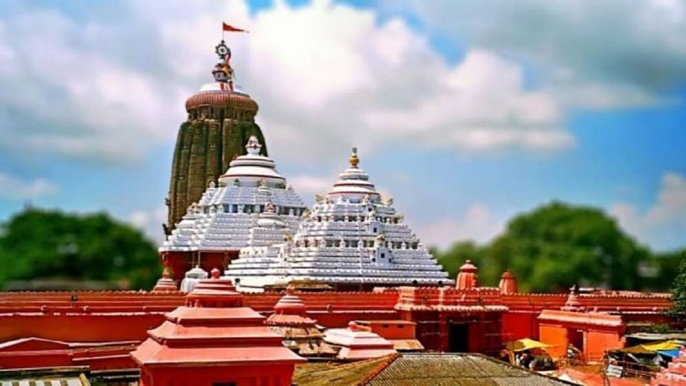 भगवान जगन्नाथाच्या मंदिराशी संबंधित अशा अनेक गोष्टी आहेत, ज्यांचे उत्तर आजपर्यंत विज्ञानालाही सापडलेले नाही. मंदिरावर फडकणार्‍या ध्वजाप्रमाणे, जो आजही नेहमी वार्‍यावर फडकताना दिसतो. जगन्नाथ मंदिराच्या ध्वजाशी संबंधित विशेष गोष्ट म्हणजे दररोज एक पुजारी चढून तो बदलतो. वर्षानुवर्षे चालत आलेली परंपरा आजही थांबलेली नाही.पुरीतील भगवान जगन्नाथाचे भव्य मंदिर कलिंग शैलीत बांधलेले आहे. या अतिशय सुंदर मंदिराची खास गोष्ट म्हणजे या मंदिरावर दिवसा कधीही सावली पडत नाही. काही लोक याला भगवान जगन्नाथाचा चमत्कार मानतात तर काही लोक याला सर्वोत्तम बांधकाम शैली मानतात.