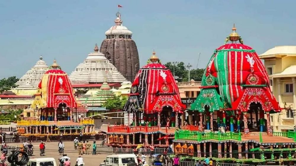 पुरीच्या या पवित्र मंदिराशी संबंधित सर्वात आश्चर्यकारक गोष्ट म्हणजे त्यावरून ना विमान उडत आहे ना पक्षी. देशाशी जोडलेल्या सर्व मंदिरांमध्ये हे कुठेच दिसत नाही. मंदिराच्या शिखरावर असलेल्या चाकाला सुदर्शन चक्र म्हणतात. या पवित्र वर्तुळाकडे कोणत्याही कोपऱ्यातून पाहिल्यास ते आपल्याच बाजूने फिरत असल्याचे दिसते.