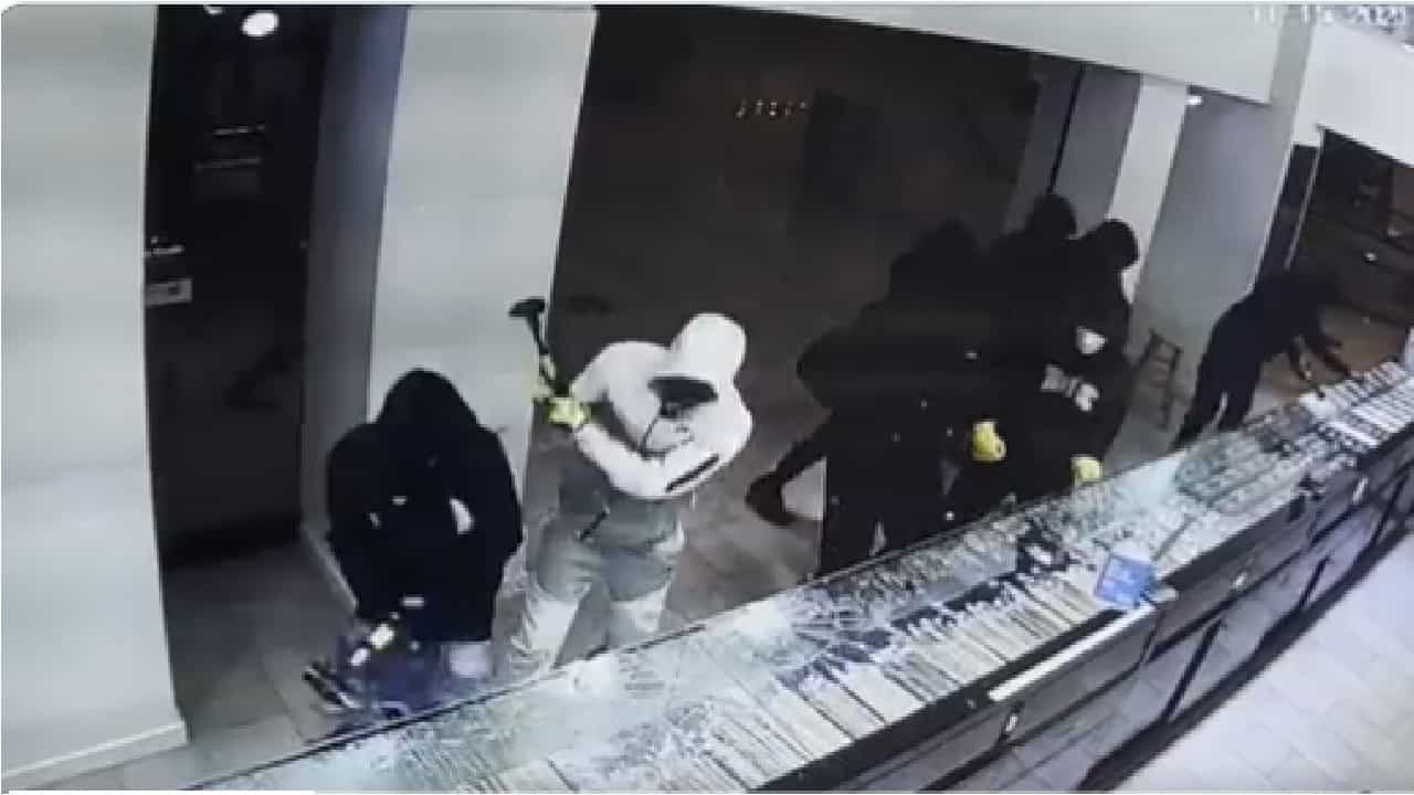 VIDEO | हिरे दागिन्यांच्या दुकानात नऊ जण शिरले, हातोड्याने काचा फोडून दरोडा