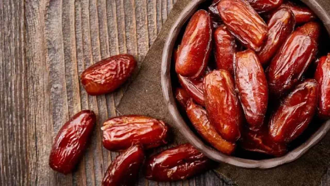 खजूर खाणे आपल्या आरोग्यासाठी अत्यंत फायदेशीर आहे. पचन सुधारण्यापासून ते शरीरातील रक्ताची कमतरता दूर करण्यासाठी खजूर खूप फायदेशीर आहे. हिवाळ्यात खजूर खाणे आरोग्यासाठी आवश्यक आहे.