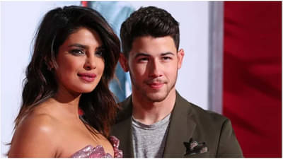 Nick Jonas Christmas : ख्रिसमसच्या सेलिब्रेशनमध्ये निक जोनास रोमँटिक, मांडीवर बसवून प्रियंका चोप्राला Kiss