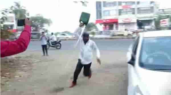 Aurangabad: तरुणाचा रॉकेल ओतून आत्मदहनाचा प्रयत्न, अभियंत्याने जातीवाचक शिवीगाळ केल्याचा आरोप