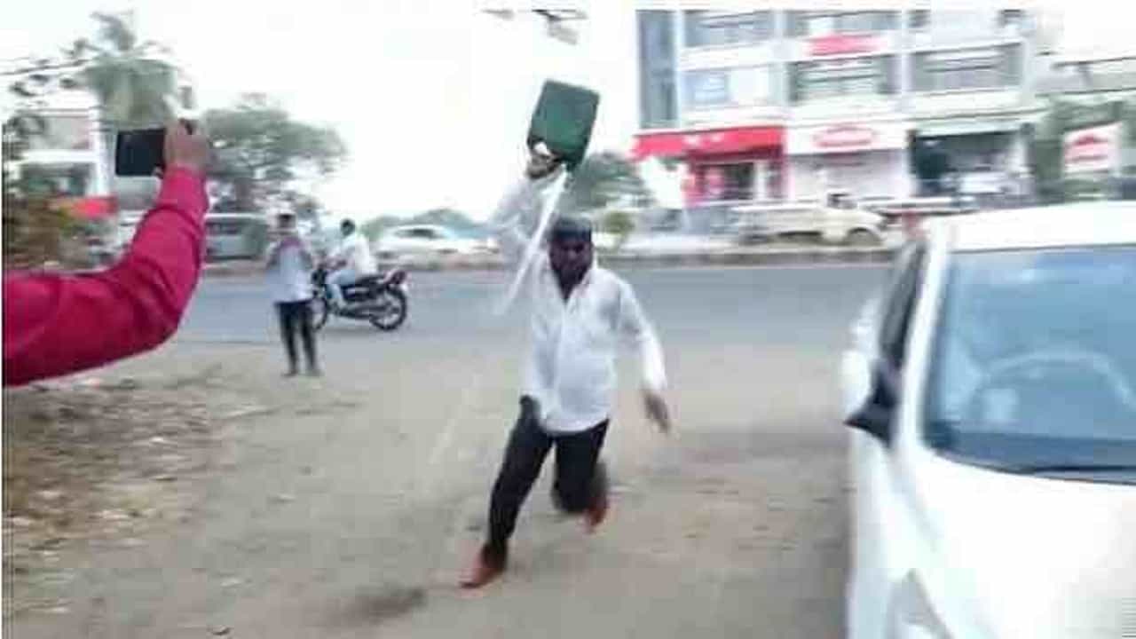 तरुणाचा रॉकेल ओतून आत्मदहनाचा प्रयत्न, अभियंत्याने जातीवाचक शिवीगाळ केल्याचा आरोप