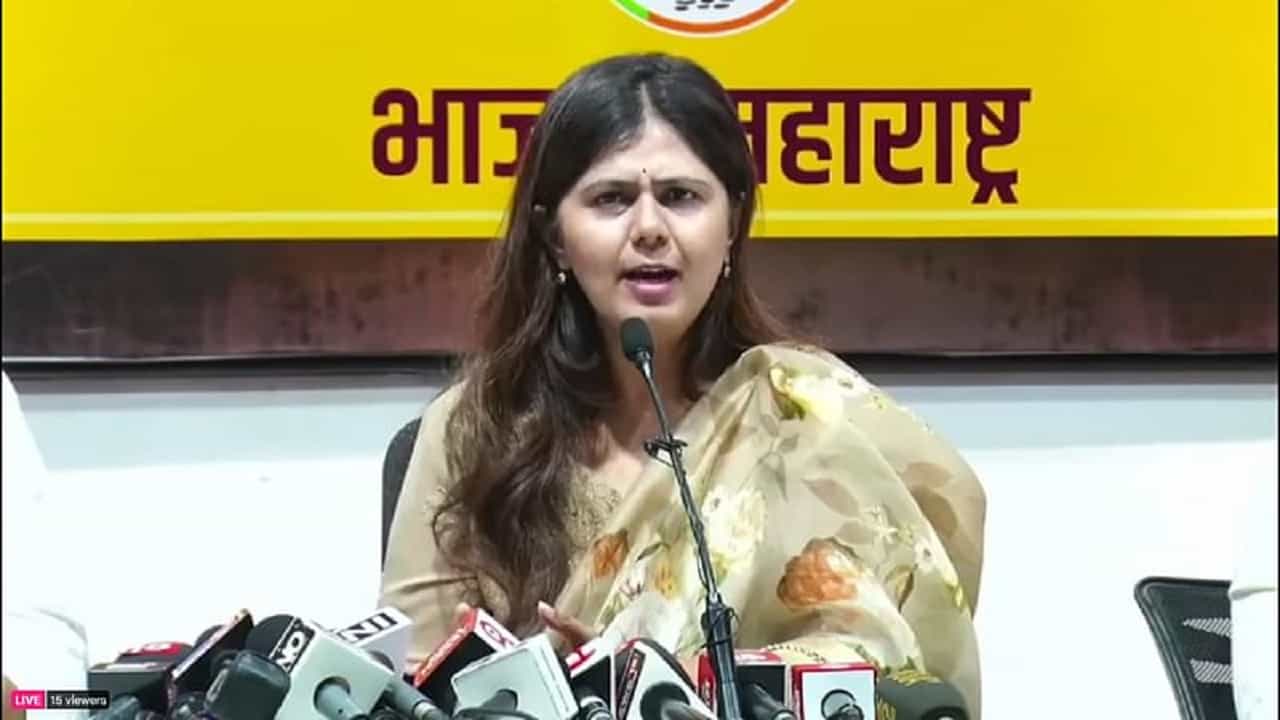 राज्य सरकारनं बहुजनांना अंधारात लोटलं, OBC आरक्षणासाठी अध्यादेश काढून संरक्षण देण्याचं ढोंग, पंकजांचा घणाघात