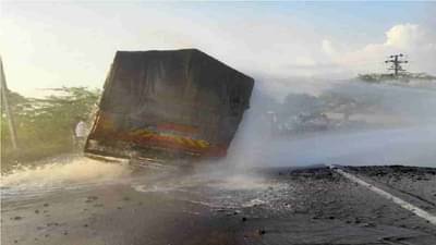 Aurangabad: वाळूज MIDC ला पाणी पुरणारी पाइपलाइन फुटली, लाखो लीटर पाण्याची नासाडी, रस्ताही खचला