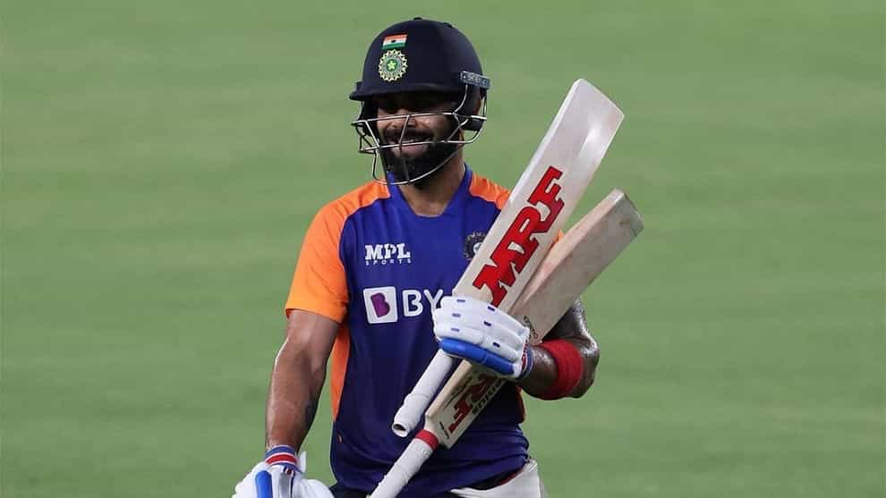 टी-20 विश्वचषकानंतर (T20 World Cup 2021) भारतीय संघात (Indian Cricket team) काही मोठे बदल झाले. ज्यातील सर्वात महत्त्वाचा बदल म्हणजे भारतीय संघाचा कर्णधार विराट कोहली (Virat Kohli)टी-20 संघाच्या कर्णधार पदावरुन पायउतार झाला आहे. तसेच विराटने न्यूझीलंडविरुद्धच्या (IND vs NZ) टी-20 मालिकेतून विश्रांती घेतली. तसेच उर्वरीत 2 कसोटी सामन्यापैकी पहिल्या सामन्यावेळी विराट उपलब्ध नसेल. तो थेट दुसऱ्या सामन्यात मुंबईच्या वानखेडे मैदानात संघात पुनरागमन करणार आहे.
