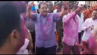 ओ शेठ... तुम्ही नादच केलाय थेट... शशिकांत शिंदेंच्या पराभवानंतर राष्ट्रवादीच्याच नेत्याने धरला ठेका; गुलालाची उधळण करत प्रचंड जल्लोष