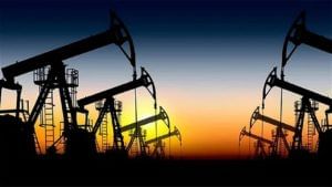 OPEC च्या मनमानीला आळा बसणार, अमेरिका रिझर्व्हमधून 5 कोटी बॅरल तेल काढणार