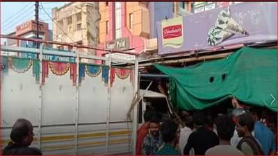 नियंत्रण सुटल्याने टेम्पो घुसला दुकानात; चार ते पाच दुकानांचे नुकसान, सुदैवाने मोठी दुर्घटना टळली