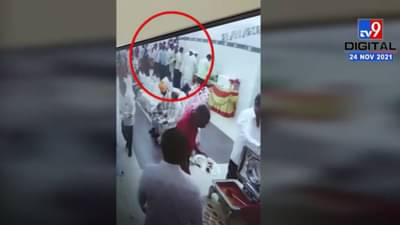 VIDEO | महिलेनं वरमाईच्या अंगावर भाजी सांडली, दबा धरुन बसलेल्या चोरट्यानं डाव साधला, लग्न सोहळ्यातून 4 लाखांचे दागिने पळवले