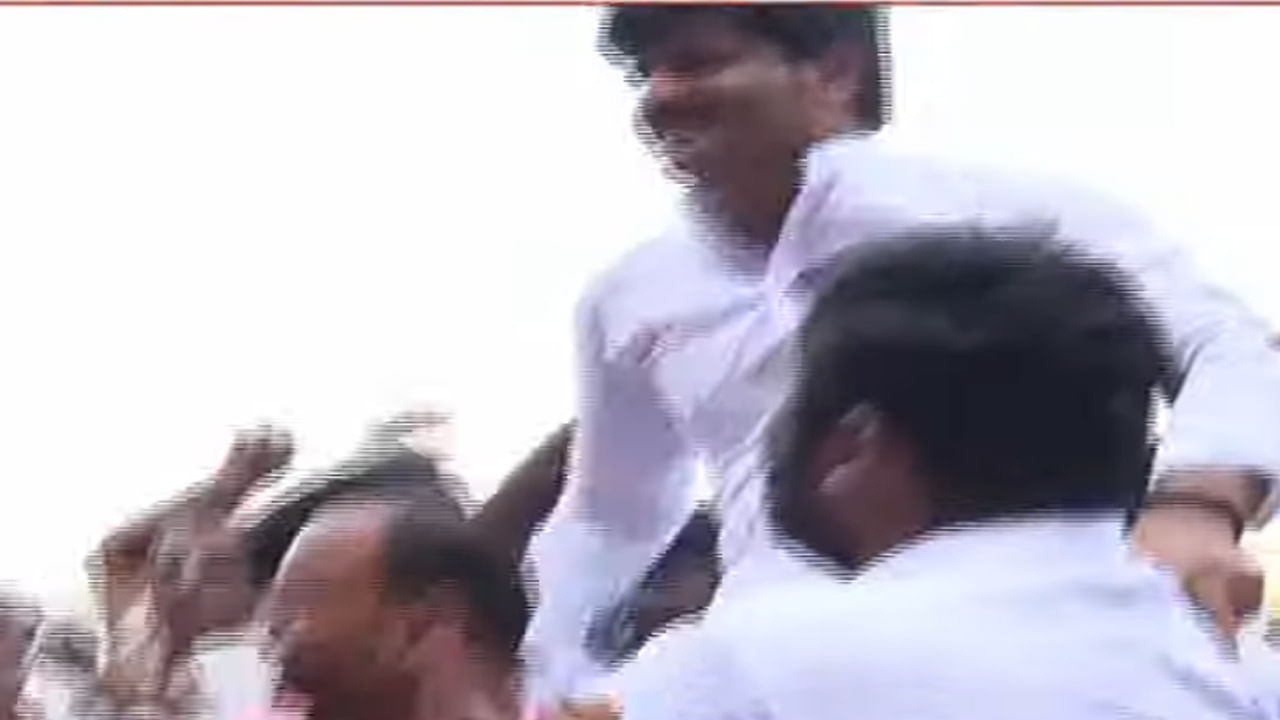 VIDEO: एस.टी.कर्मचाऱ्यांच्या संपावर 'व्हायरल मेसेजचं' संकट? पडळकर, खोत नाराज? संपातून निघून जाण्याची तयारी? VIDEO: एस.टी.कर्मचाऱ्यांच्या संपावर 'व्हायरल मेसेजचं' संकट? पडळकर, खोत नाराज? संपातून निघून जाण्याची तयारी?