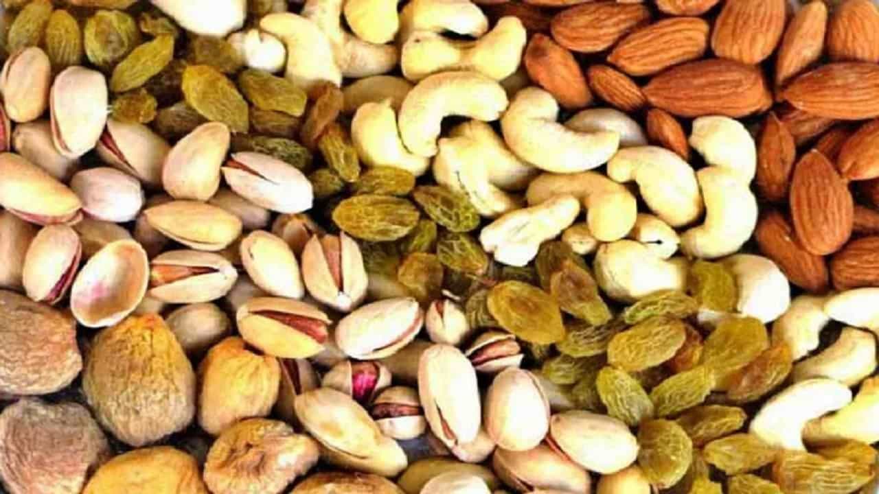 सुकामेवा खाणे आपल्या आरोग्यासाठी अत्यंत फायदेशीर आहे. दररोज सकाळी एक मुठभर सुकामेवा खाल्ल्याने अनेक रोग आपल्यापासून दूर राहण्यास मदत होते. काजू, बदाम, अक्रोड, पिस्ता, अंजीर यांचा बऱ्याच खाद्यपदार्थांमध्ये देखील वापर केला जातो. या सर्व सुक्यामेव्याचे स्वतःचे गुणधर्म आहेत.
