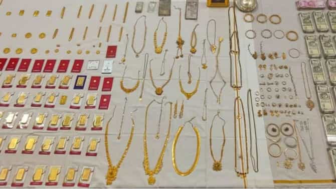 ACB च्या छाप्यात कृषी विभागातील बड्या अधिकाऱ्याकडून 7 kg सोनं, 15 lakh रोख जप्त!