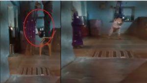 VIDEO | गृहपाठ न करता खेळायला गेला, बापाने आठ वर्षांच्या मुलाला हातपाय बांधून छताला उलटं टांगलं