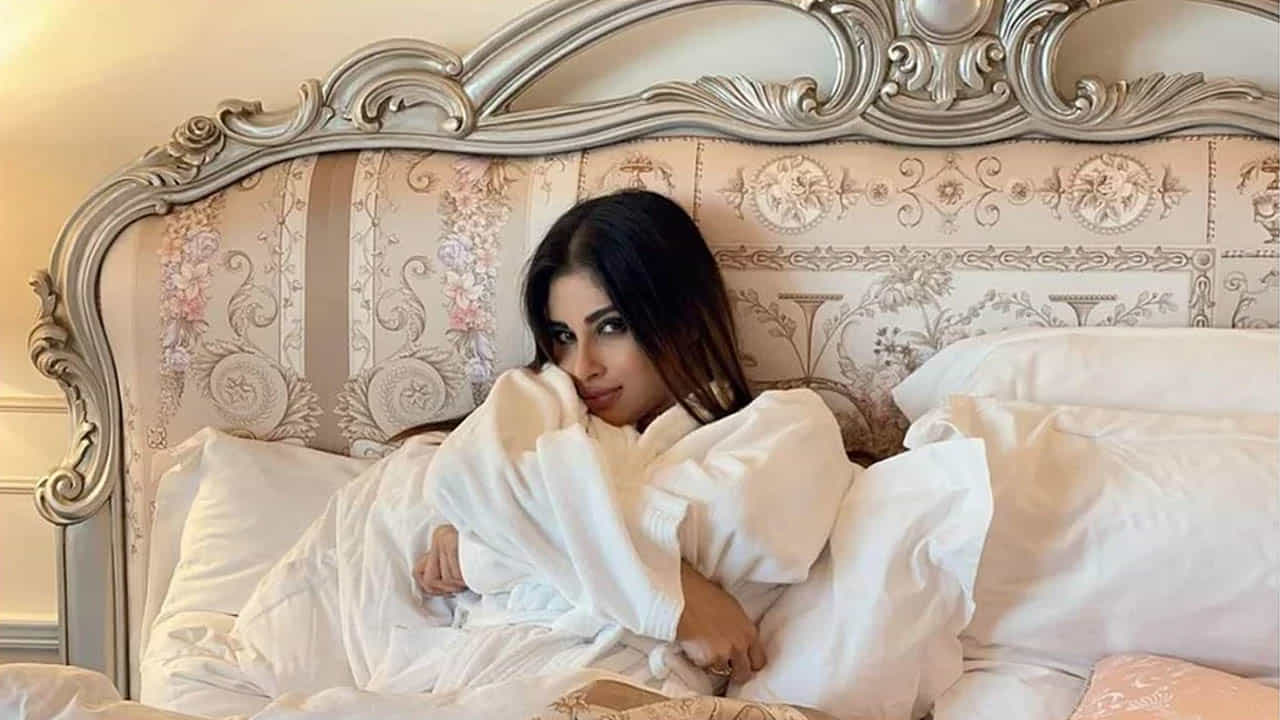 मौनी रॉय (Mouni Roy) अनेकदा तिच्या फोटोंमुळे चर्चेत असते. गेल्या काही दिवसांपासून तिच्या लग्नाच्या बातम्यांची जोरदार चर्चा आहे. ती तिच्या दुबईस्थित प्रियकराशी लग्न करणार असल्याचे बोलले जात आहे.