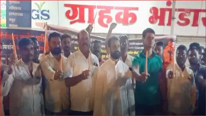 पगार वाढीनंतरही एसटी कर्मचारी विलीनीकरणावर ठाम; गाजर दाखवत केला सरकारचा निषेध पगार वाढीनंतरही एसटी कर्मचारी विलीनीकरणावर ठाम; गाजर दाखवत केला सरकारचा निषेध