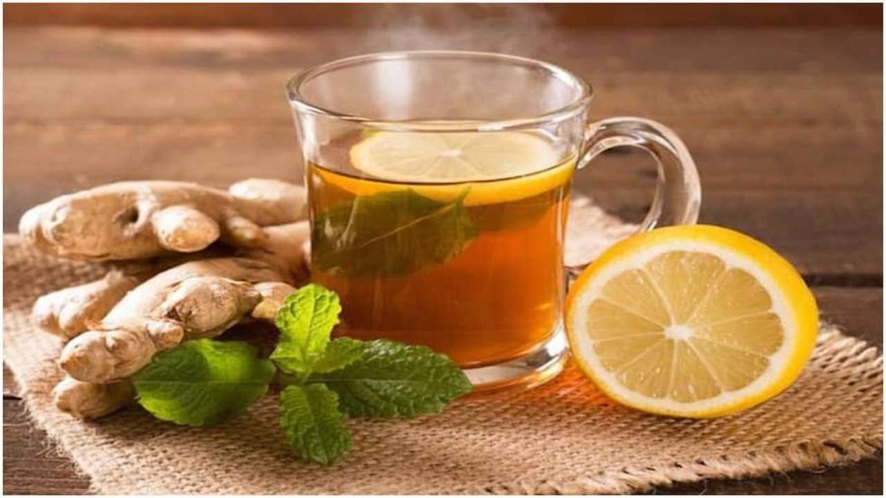 आलं, लिंबू आणि मधाचा चहा -   या चहाला तुम्ही हिवाळ्याच्या दिवसांमध्ये गळ्यातील खरखर असल्यास आणि सर्दी झाल्यास घेऊ शकता. यामध्ये आलं, लिंबू आणि मधाचा वापर केला जातो. त्याशिवाय, हे इतर आरोग्यादायी फायद्यांसाठीही ओळखले जाते. 