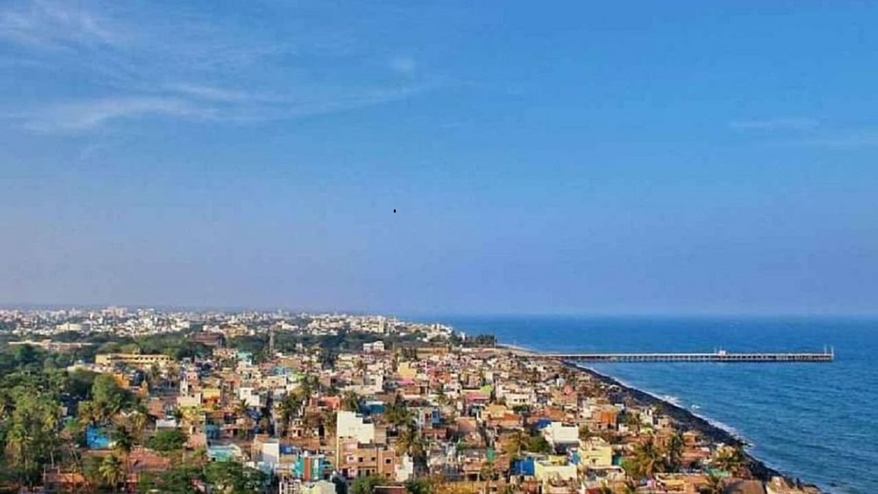 पॉंडिचेरी (पुडुचेरी) हे वेळ घालवण्यासाठी खास ठिकाण आहे. येथे तुम्ही खूप शांत वेळ व्यतीत करु शकता. येथील सूर्यास्त तुम्हाला वेगळ्याच दुनियेत घेऊन जातील