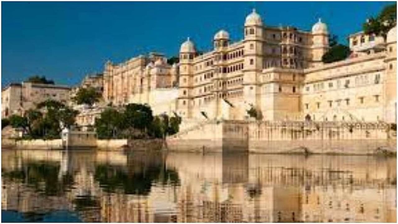 उदयपूर, तलावांच्या या शहरात , तुम्ही सुंदर, तलाव आणि भव्य पॅलेस अनुभवू शकता . तुमच्या आयुष्यातील क्षण खास करण्यासाठी तुम्ही येथे जाऊ शकता.