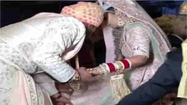 Video | स्टेजवर येताना नवरी गोंधळली, क्षणात नरवदेव सरसावला, व्हिडीओ सोशल मीडियावर व्हायरल