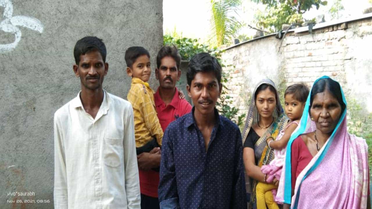 व्हॉटसअॅप ग्रुपमुळे रुसून घराबाहेर पडलेला मुलगा नऊ वर्षांनंतर कुटुंबांना सापडलाय. नांदेडच्या हदगांव तालुक्यातील मनूला इथला 21 वर्षीय अरविंद गायकवाड हा नऊ वर्षांपूर्वी घरातून रुसून निघून गेला होता.