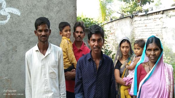व्हॉटसअॅप ग्रुपमुळे रुसून घराबाहेर पडलेला मुलगा नऊ वर्षांनंतर कुटुंबांना सापडलाय. नांदेडच्या हदगांव तालुक्यातील मनूला इथला 21 वर्षीय अरविंद गायकवाड हा नऊ वर्षांपूर्वी घरातून रुसून निघून गेला होता.