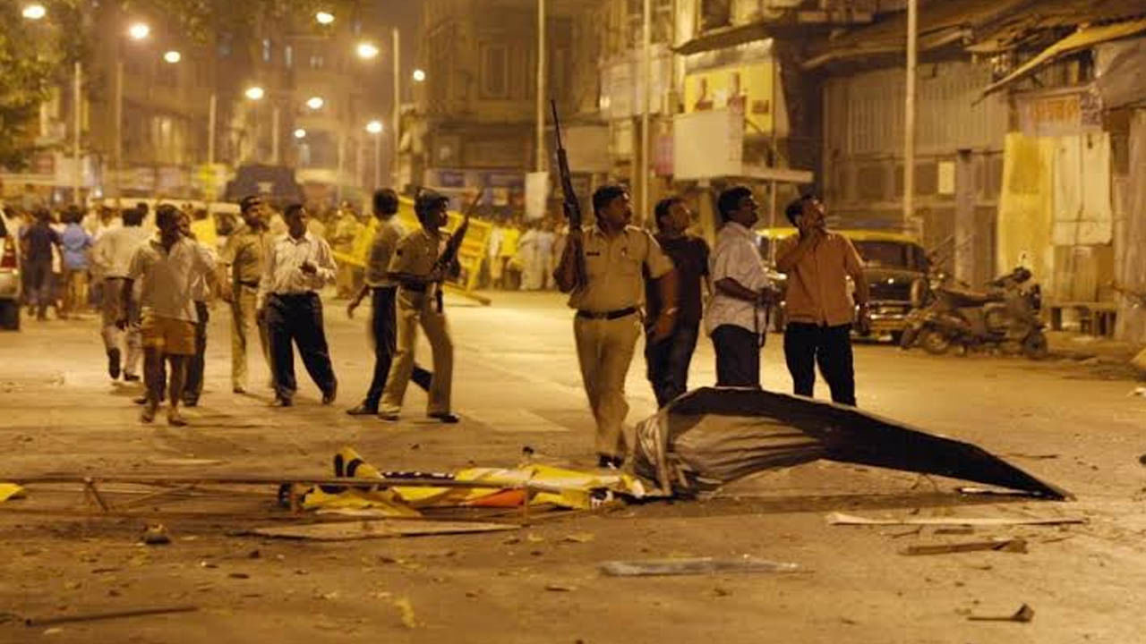 26 नोव्हेंबर 2021 म्हणजेच आज मुंबईतील भीषण हल्ल्याला 13 वर्षे पूर्ण होत आहेत. आजचाच दिवस होता, जेव्हा लष्कर-ए-तैयबा या पाकिस्तानातील जिहादी संघटनेच्या 10 जणांनी मुंबईतील ताज हॉटेलवर हल्ला केला आणि त्या पुढील 4 दिवसांत आणखी 12 हल्ले केले. ताजमहाल पॅलेस हॉटेल, नरिमन हाऊस, मेट्रो सिनेमा आणि छत्रपती शिवाजी टर्मिनस यासह इतर ठिकाणांवरील हल्ल्यांमध्ये 15 देशांतील 166 लोक मारले गेले. 