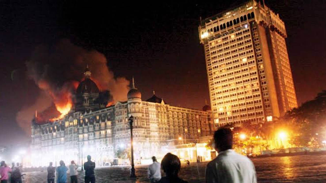 यादिवशी मुंबई जवळपास साठ तास ओलिस बनली होती. मुंबई हल्ल्याची आठवण झाली की, आजही लोकांचे मन हेलावून जाते. मुंबई हल्ल्याच्या तपासातून जे काही समोर आले आहे त्यावरून असे दिसून येते की कराचीहून बोटीतून 10 हल्लेखोर मुंबईत दाखल झाले होते. या बोटीवर चार भारतीय होते, ते किनाऱ्यावर पोहोचेपर्यंत त्यांचा मृत्यू झाला. रात्री आठच्या सुमारास हे हल्लेखोर कुलाब्याजवळील कफ परेडच्या मासळी मार्केटमध्ये उतरले. तिथून ते चार गटात विभागले आणि टॅक्सी घेऊन आपापल्या ठिकाणाकडे निघाले. या लोकांच्या हालचाली पाहून काही मच्छिमारांना संशय आला आणि त्यांनी पोलिसांनाही कळवले.