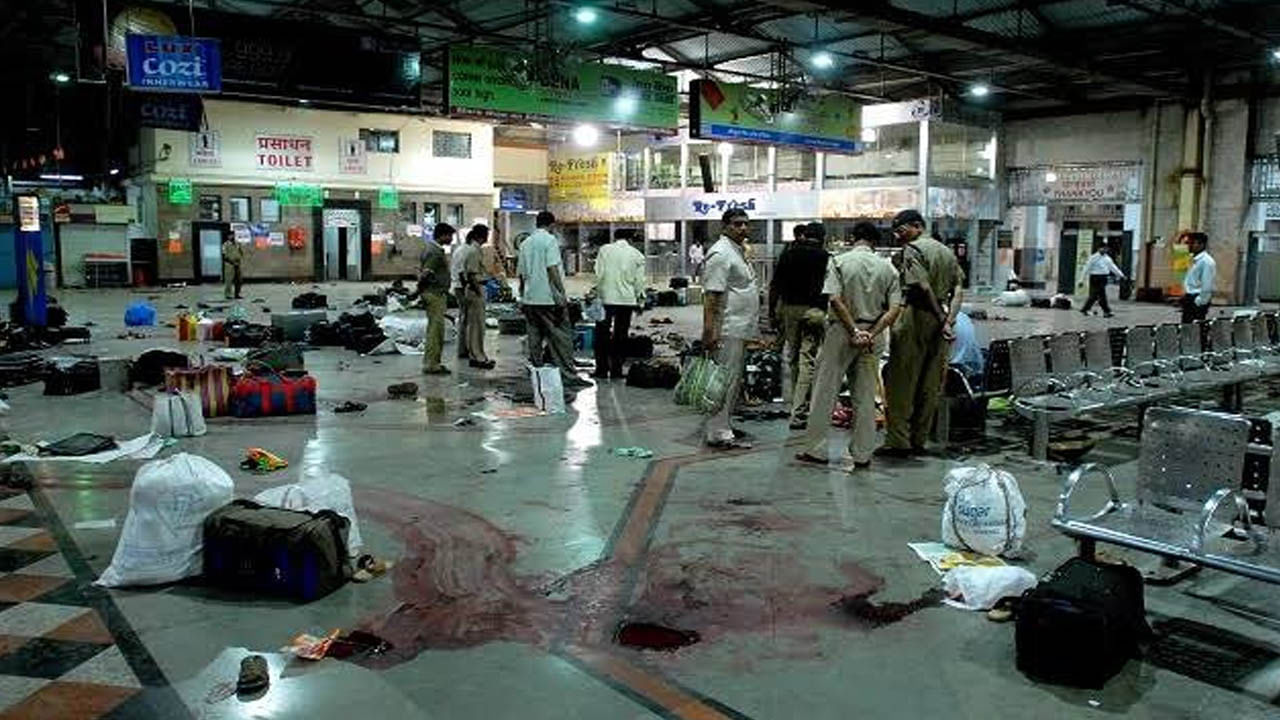 रात्री 9.30 च्या सुमारास मुंबईतील छत्रपती शिवाजी टर्मिनसवर गोळीबार झाल्याची बातमी आली. मुंबईतील या ऐतिहासिक रेल्वे स्थानकाच्या मुख्य हॉलमध्ये दोन हल्लेखोर घुसले आणि त्यांनी अंदाधुंद गोळीबार सुरू केला. त्यापैकी एक मोहम्मद अजमल कसाब होता, ज्याला आता फाशी देण्यात आली. हल्ला झाला तेव्हा ताजमध्ये 450 आणि ओबेरॉय येथे 380 पाहुणे होते. हल्ल्याच्या दुसऱ्या दिवशी सकाळी म्हणजे 27 नोव्हेंबरला ताजमधून सर्व ओलीस सोडण्यात आल्याची बातमी आली होती. पण जसजसा दिवस पुढे सरकत गेला, तसतसे हल्लेखोरांनी अजून काही लोकांना ओलीस ठेवले आहेत, ज्यात अनेक परदेशी लोक असल्याचे कळले. हल्ल्यादरम्यान, दोन्ही हॉटेल्स रॅपिड अॅक्शन फोर्ड (RPF), मरीन कमांडो आणि नॅशनल सिक्युरिटी गार्ड (NSG) कमांडोनी घेरले होते.