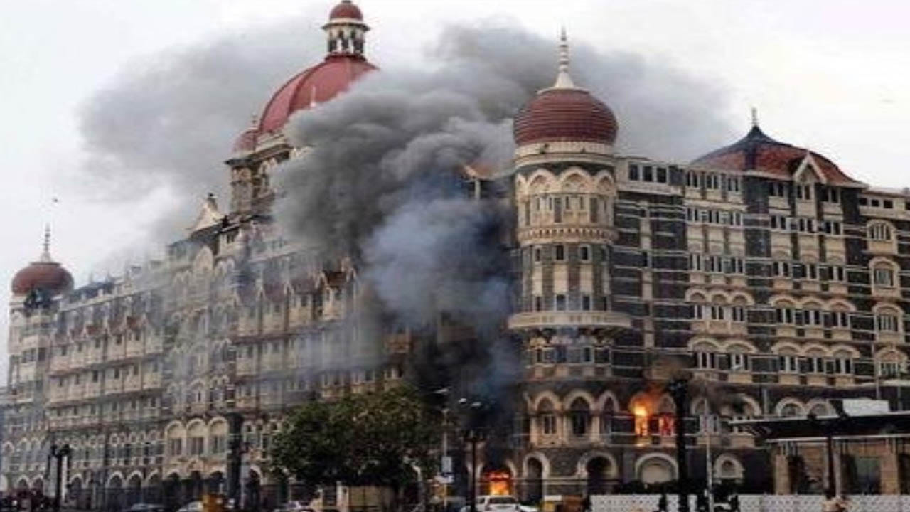 दुसरीकडे, मुंबईतील ज्यूंचे मुख्य केंद्र असलेल्या नरिमन पॉइंटवरही दोन हल्लेखोरांनी ताबा मिळवला होता. अनेकांना ओलीस ठेवले होते. त्यानंतर एनएसजी कमांडोंनी नरिमन हाऊसवर छापा टाकला आणि तासाभराच्या लढाईनंतर हल्लेखोरांचा खात्मा करण्यात आला. पण, एनएसजीच्या एका कमांडोलाही आपला जीव गमवावा लागला. हल्लेखोरांनी रब्बी गॅब्रिएल होल्ट्जबर्ग आणि त्यांची सहा महिन्यांची गर्भवती पत्नी रिव्काह होल्ट्जबर्ग यांच्यासह अनेकांना आधीच ठार मारले होते. त्यानंतर सुरक्षा दलांना तेथून एकूण सहा ओलिसांचे मृतदेह सापडले.