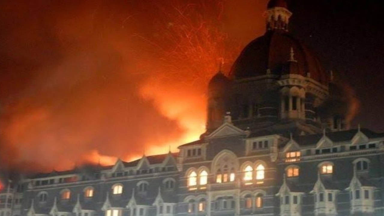 29 नोव्हेंबरच्या सकाळपर्यंत नऊ हल्लेखोरांचा खात्मा करण्यात आला, तेव्हा 160 हून अधिक लोकांना आपला जीव गमवावा लागला आणि अजमल कसाबच्या रूपात एक हल्लेखोर पोलिसांच्या ताब्यात सापडला होता. परिस्थिती पूर्णपणे नियंत्रणात होती. मात्र 160 हून अधिक लोकांना आपला जीव गमवावा लागला होता. तीन दिवस सुरक्षा दल दहशतवाद्यांशी झुंज देत होते. यादरम्यान अनेक स्फोट झाले, जाळपोळ झाली, गोळीबार झाला आणि ओलिसांच्या सुटकेच्या आशा पल्लवित होत राहिल्या आणि भारतातीलच नव्हे तर जगभरातील 1.25 अब्ज लोकांच्या नजरा ताज, ओबेरॉय आणि नरिमन हाऊसवर खिळल्या होत्या.