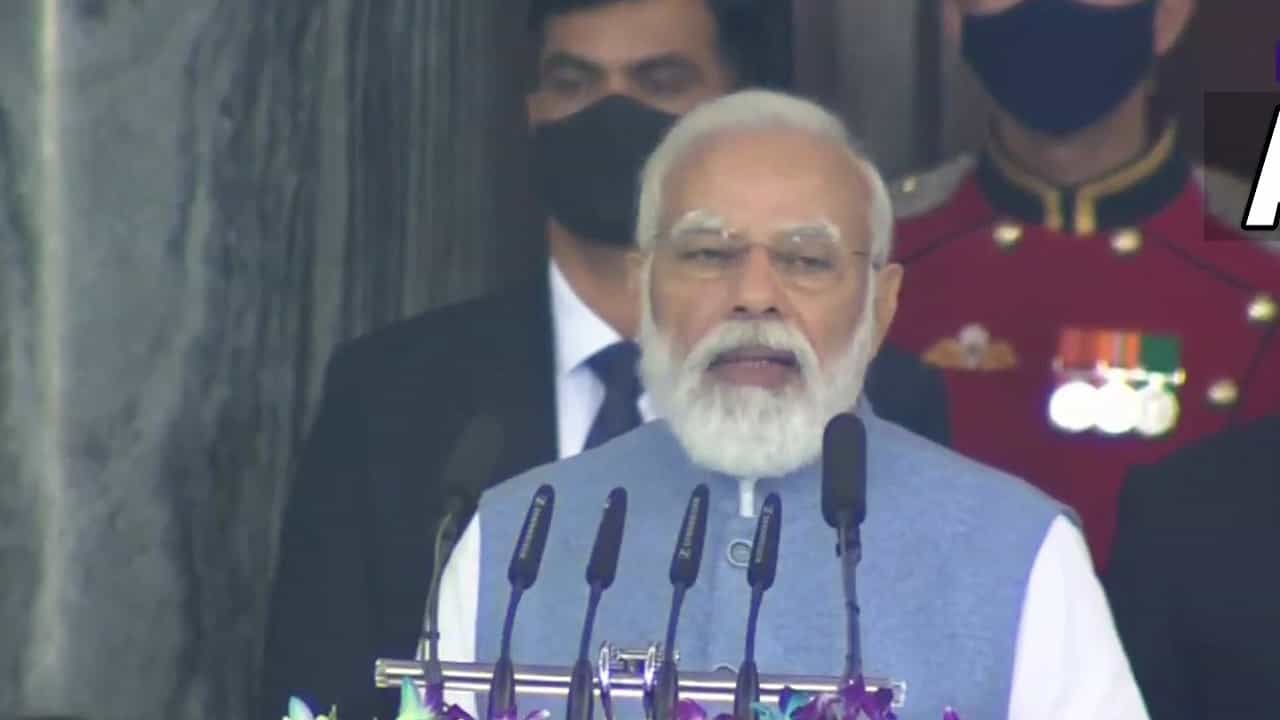 संविधानाला नेमका कुणाचा धोका? मोदी म्हणतात, काश्मीर टू कन्याकुमारी, पार्टी फॉर द फॅमिली!