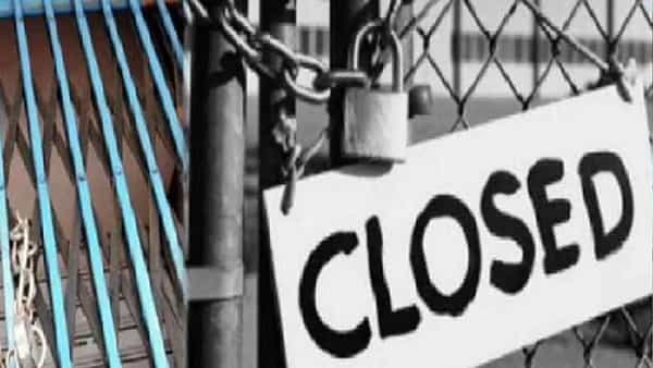 नवी दिल्लीः Bank Holidays in December 2021: काही दिवसांनंतर वर्षाचा शेवटचा महिना डिसेंबरमध्ये सुरू होणार आहे. वर्ष संपण्यापूर्वी तुम्ही तुमची सर्व महत्त्वाची कामे पूर्ण करणे अत्यंत गरजेचे आहे. जर तुम्हीही बँकेशी संबंधित कोणत्याही कामासाठी बँकेत जाण्याचा विचार करत असाल तर त्यापूर्वी डिसेंबरमध्ये बँका किती दिवस कामकाजासाठी बंद राहतील, याची यादी नक्की तपासा.