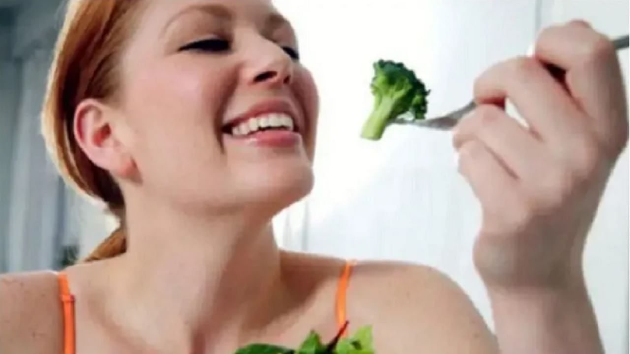 जेवताना अन्न चांगले चावून खा. यामुळे पचनशक्ती वाढते आणि कॅलरी बर्न होण्यासही मदत होईल. 