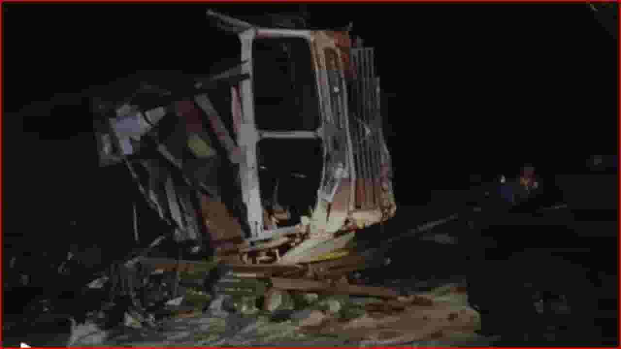 सोलापूर-पु्णे महामार्गावर भीषण अपघात; ट्रक, टँकरची समोरासमोर धडक; पाच जण ठार