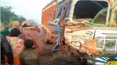 मृतदेह नेणारी गाडी ट्रकवर आदळली, भीषण अपघातात 17 जणांचा मृत्यू, अनेक जण गंभीर