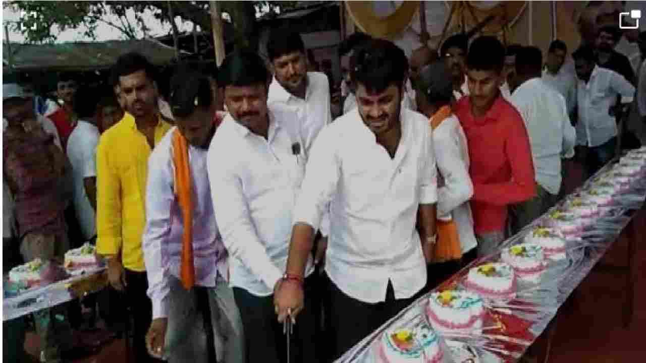 बीडच्या मुंडेंचा डामडौल! तलवारीने कापले 50 केक, जेसीबीतून फुलांची उधळण, जंगी बर्थ डे अडचणीत आणणार? बीडच्या मुंडेंचा डामडौल! तलवारीने कापले 50 केक, जेसीबीतून फुलांची उधळण, जंगी बर्थ डे अडचणीत आणणार?
