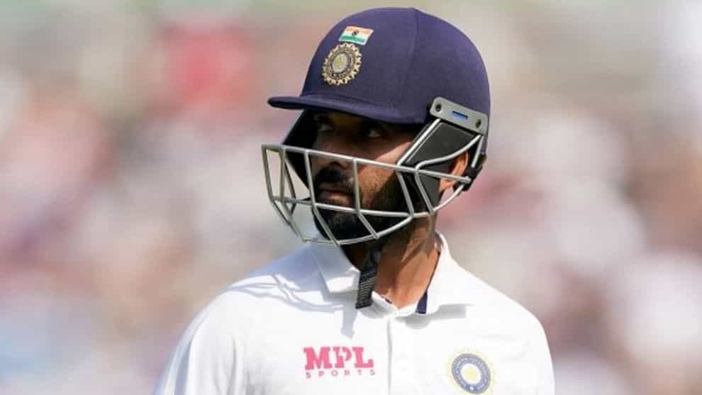 भारतीय कसोटी संघाचा फुल टाईम उपकर्णधार आणि सध्याचा (कानपूर कसोटी) कर्णधार अजिंक्य रहाणेचा खराब फॉर्म कायम आहे. कानपूरमध्ये न्यूझीलंडविरुद्धच्या पहिल्या कसोटीच्या दुसऱ्या डावातही त्याची बॅट शांतच राहिली. कानपूर कसोटीच्या दुसऱ्या डावात एका चौकाराच्या मदतीने 15 चेंडूत चार धावा केल्यानंतर तो डावखुरा फिरकी गोलंदाज एजाज पटेलच्या गोलंदाजीवर पायचित झाला. तर पहिल्या डावात तो 35 धावा करुन काईल जेमिसनच्या गोलंदाजीवर त्रिफळाचित झाला होता. अशा प्रकारे त्याने पुन्हा एकदा निराशा केली आहे. डिसेंबर 2020 मध्ये ऑस्ट्रेलियाविरुद्ध मेलबर्न कसोटीत शतक झळकावल्यानंतर अजिंक्य रहाणेला एकही शतक झळकावता आलेले नाही. त्यामुळे त्याच्या टीम इंडियातील जागेवर मोठे प्रश्नचिन्ह निर्माण झाले आहे. त्यामुळे मुंबई कसोटीत त्याला संधी मिळण्याची शक्यता खूपच कमी आहे.
