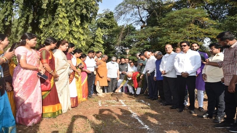 Pune | सावित्रीबाई फुले यांच्या पूर्णाकृती पुतळ्याच्या जागेचे विद्यापीठात भुजबळांच्या हस्ते भूमिपूजन