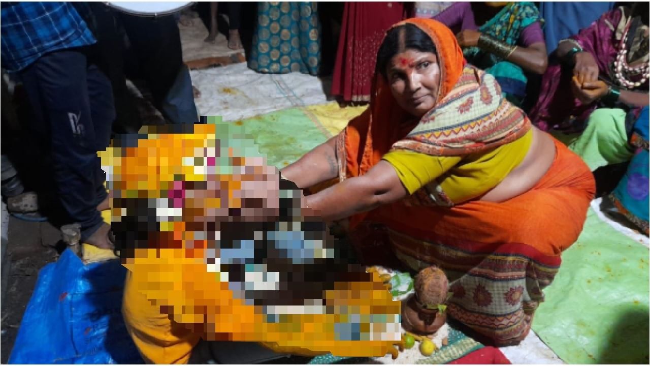 बारामतीत अल्पवयीन मुलाचा देवी बरोबर विवाह; अंनिस आणि पोलिसांनी मध्यस्थी करुन रोखले बारामतीत अल्पवयीन मुलाचा देवी बरोबर विवाह; अंनिस आणि पोलिसांनी मध्यस्थी करुन रोखले