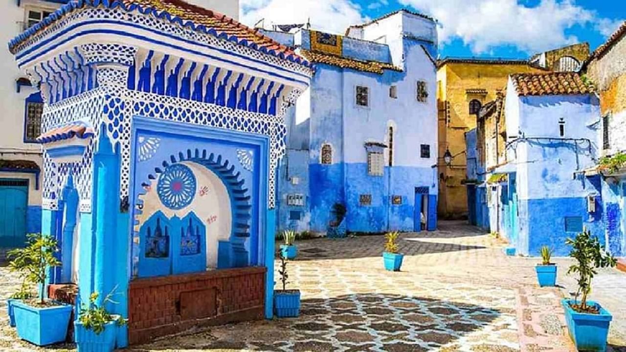  आपल्या भारतातील ब्लू सिटी जोधपूर प्रमाणेच जगात अजून एक शहर असेच  निळ्या रंगाच्या जादूमध्ये नाहून निघाले आहे. डोंगरांमध्ये वसले है शहर  'कोबाल्ट ब्लू सिटी' या नावाने ओळखले जाते. मोरोक्कोच्या या शहराचे नाव शाफशावन आहे. इथली घरं, भिंती, खिडक्यांपासून ते रस्त्यांपर्यंत निळ्या रंगात नाहून निघाल्या आहेत.