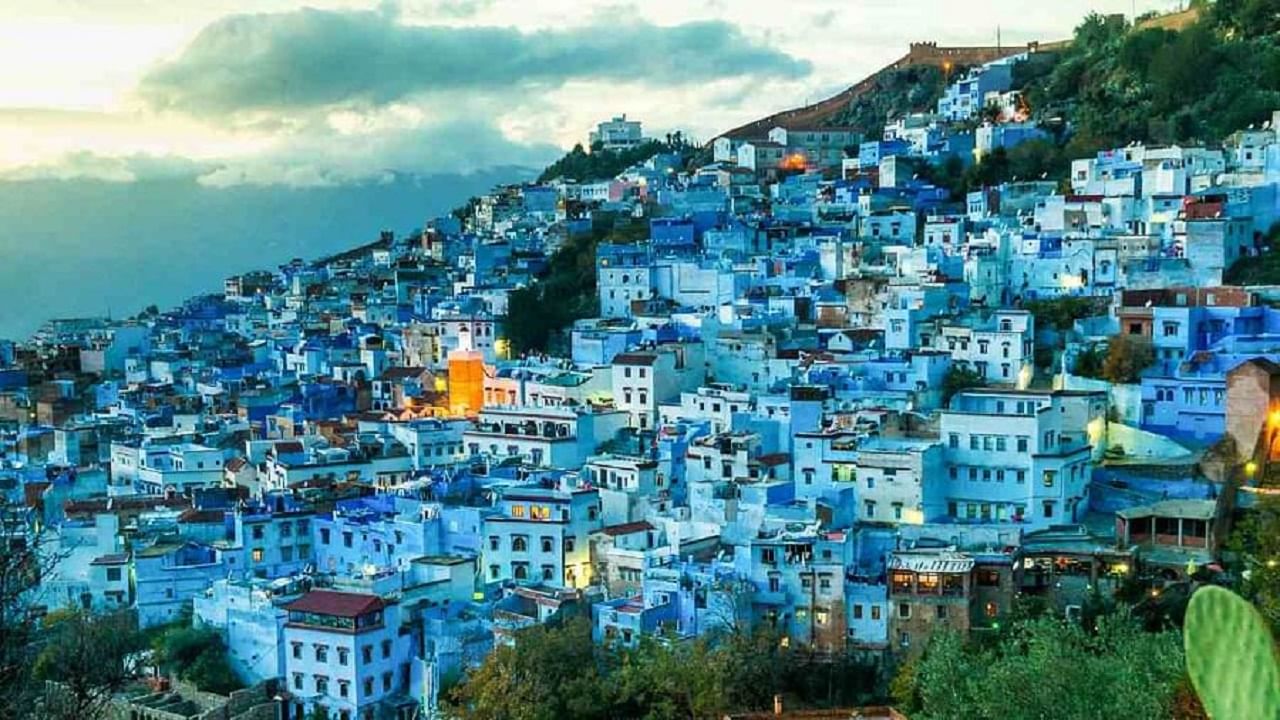  हे संपूर्ण शहर निळ्या रंगात रंगवलेले आहे. या शहराचा जन्म 1471मध्ये झाला आहे. . मोरोक्कोच्या पवित्र शहरांमध्ये हे शहर गणले जाते.