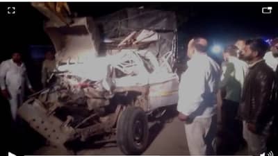 अपघात इतका भीषण की चक्क गॅस कटर, जेसीबीने काढावा लागला मृतदेह; पिकअप अन् ट्रकची टक्कर, एकाचा जागीच मृत्यू